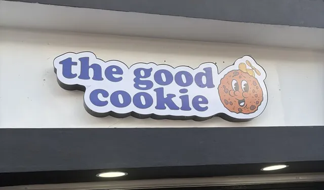 Letrero de The Good Cookie en el local del estadio