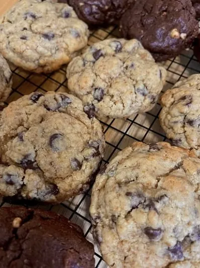 Galletas de chispas de chocolate enfriándose en rejilla
