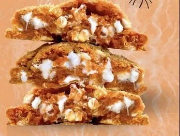 Galletas rellenas apiladas con chispas de chocolate blanco