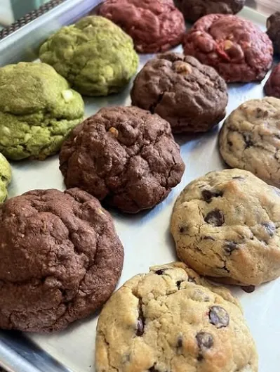 Charola con galletas de varios sabores recién horneadas