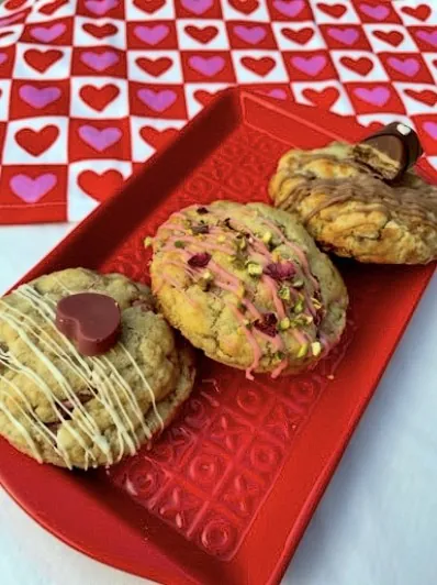 Galletas especiales de San Valentín en charola roja